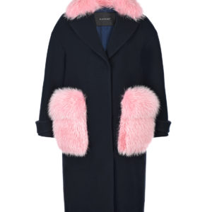 Темно-синее пальто с розовыми карманами из меха Blancha